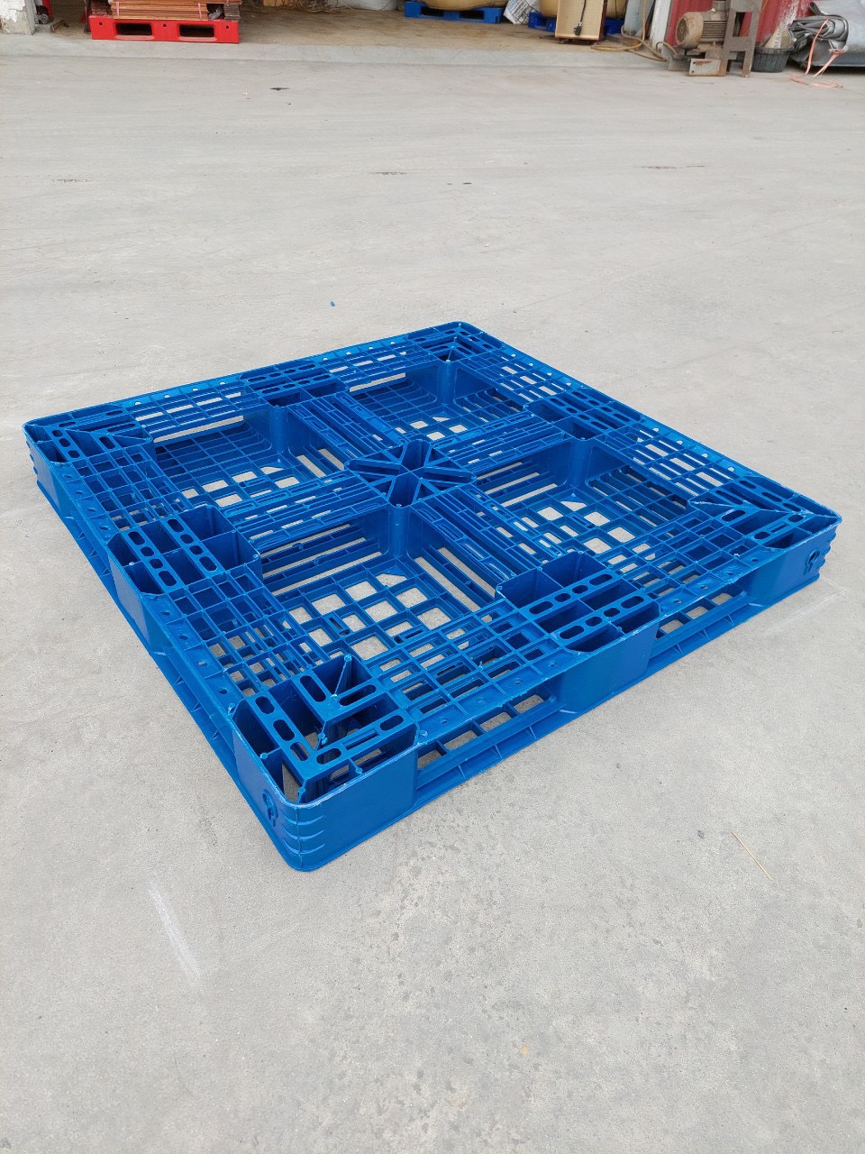 Pallet Nhựa ( 1100x1100x150) 4 Mặt Nâng Xanh Dương